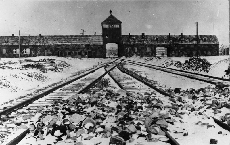 Datei:Bundesarchiv B 285 Bild-04413, KZ Auschwitz, Einfahrt.jpg