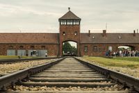 AuschwitzFrontansicht.jpeg