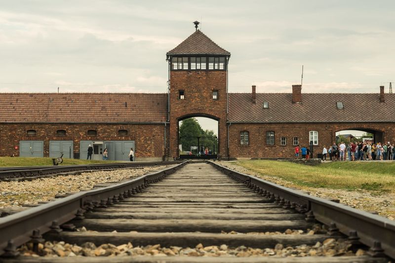 Datei:AuschwitzFrontansicht.jpeg